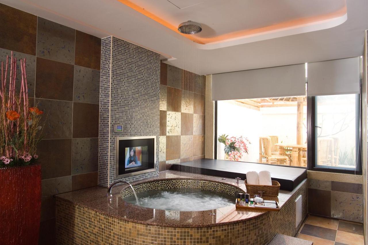 Chateau Motel & Spa Kaohsiung Bagian luar foto